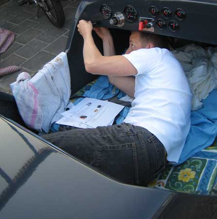 Eric bezig met het begin van de elektrische bedrading...